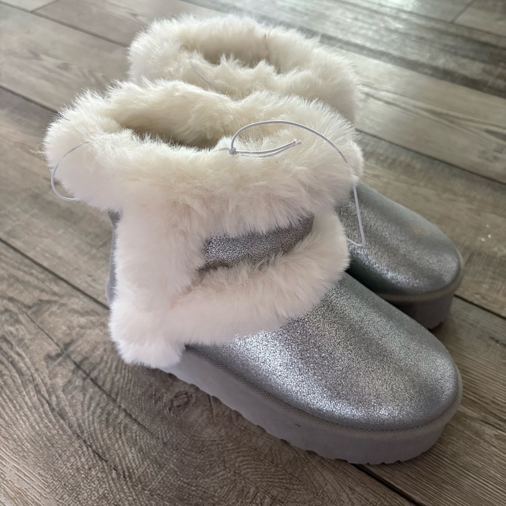 Mudd Silver and White Faux Fur Boots size 6.5 NWT